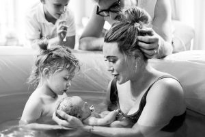 Hilary Duff elárulta, miért akarta, hogy 9 éves fia végignézze a szülését