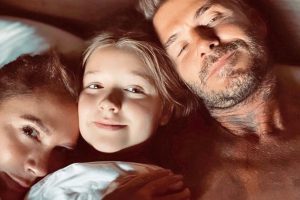 David Beckham azt mondja, 11 éves lánya még mindig egy ágyban alszik vele és a feleségével