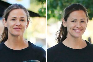 VIDEÓ: Jennifer Garner zoknit húz egy kerekesszékes hajléktalan férfi lábára, és felajánlja neki a cipőjét, amit ő viselt