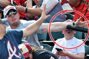 Egy apa „szuperapai erőket” szabadít fel, hogy megállítson egy repülő baseballütőt, hogy az ne találja el a fia fejét