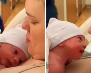 Egy alig néhány órás újszülött felemeli a fejét, hogy az anyukáját nézze