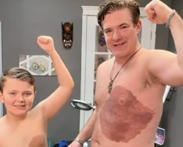 Egy apa 30 órányi tetoválási fájdalmat élt át, hogy a fia jobban érezze magát az anyajegyével kapcsolatban (Fotók)