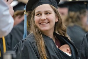 Egy anya a diplomaosztó ruhájába bújtatott 10 napos kisbabájával diplomázik